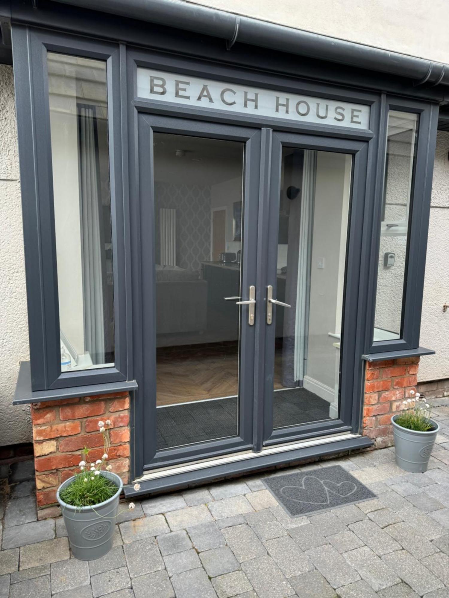 Beach House Apartment On Ground Floor With Sea View - Pet Friendly Cleveleys Exterior photo