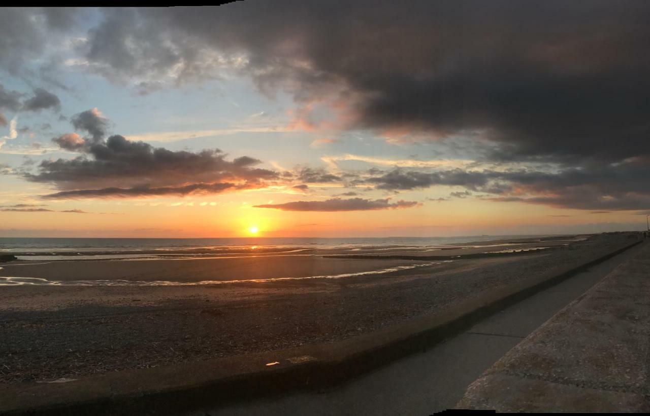 Beach House Apartment On Ground Floor With Sea View - Pet Friendly Cleveleys Exterior photo